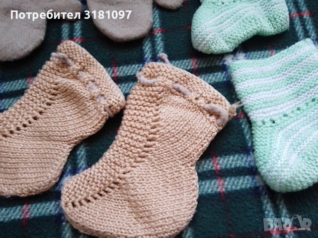 Ръчно плетени терлици и зимни плетени ръкавици за бебе  , снимка 5 - Чорапи - 37603164