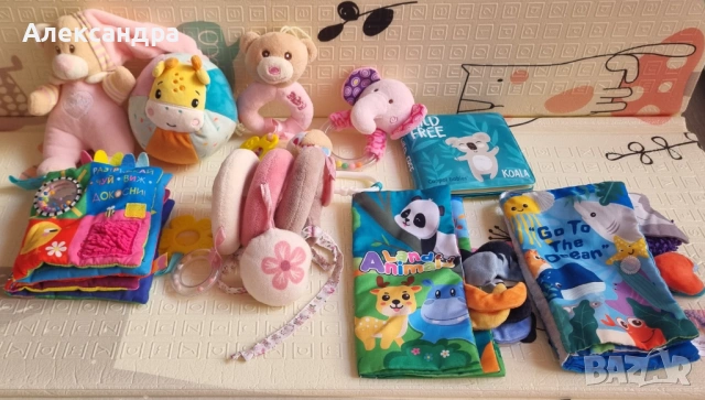 Бебешки играчки, книжки и възглавница