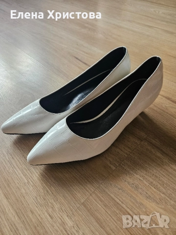 Бели обувки затворени