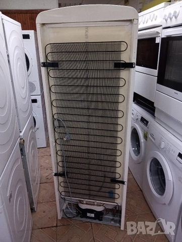 Бежов комбиниран хладилник с фризер ретро дизайн Gorenje с две години гаранция!, снимка 7 - Хладилници - 52544026