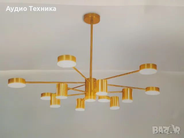 Модерен и много красив метален златист LED полилей. 