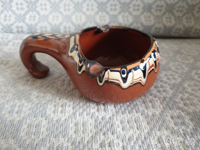 Продавам класически керамичен глинен ретро пепелник с дръжка и традиционна българска шарка, снимка 2 - Други - 39871317
