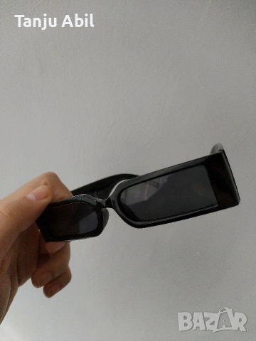 Правоъгълни слънчеви очила с удебелена черна рамка