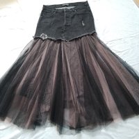 Елегантна дънкова пола с многопластова тюлена долна част от черен и бежов тюл., снимка 1 - Поли - 40701492