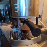 Кафе машина Делонги с ръкохватка с крема диск, работи отлично и прави хубаво кафе с каймак , снимка 1 - Кафемашини - 37718428