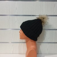 Нова зимна шапка в черен цвят с помпон/пух, снимка 7 - Шапки - 35512585
