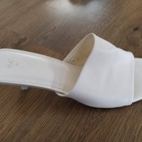 Прекрасни бели изчистени чехли на H&M 39-40, нови, леки и удобни, снимка 2 - Чехли - 40721322
