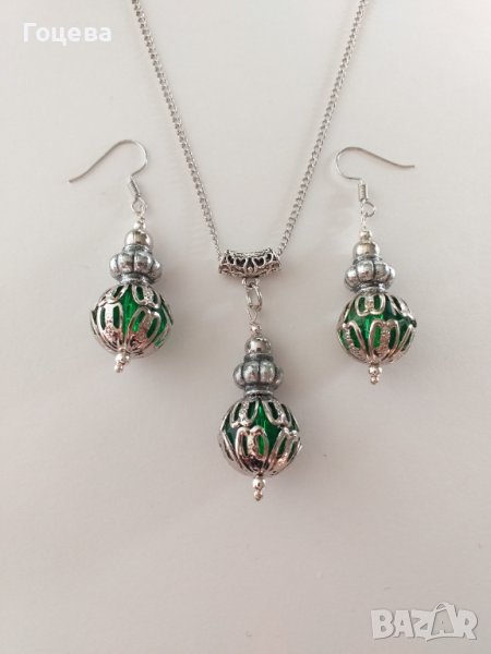 Разкошен комплект бижута обеци и колие със смарагдово зелени кристали в обков от изящни орнаменти , снимка 1