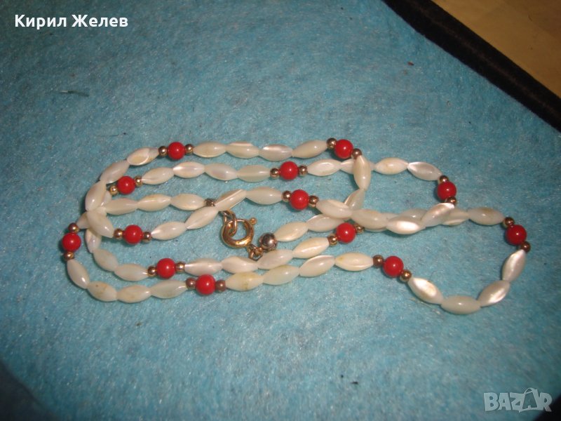 РЕТРО АРТ НЕЖНО КОЛИЕ БЯЛ АХАТ и ЧЕРВЕН КОРАЛ РЪЧНА ИЗРАБОТКА АРТ ДЕКО БИЖУ 27081, снимка 1