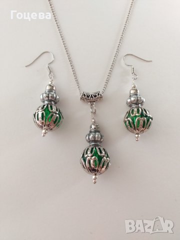 Разкошен комплект бижута обеци и колие със смарагдово зелени кристали в обков от изящни орнаменти 