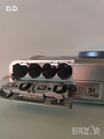 Nikon Coolpix 2000 - ретро дигитален фотоапарат, снимка 8 - Фотоапарати - 54270501