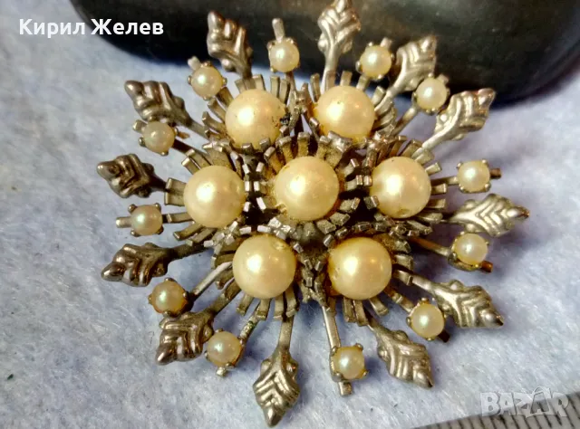 СТАРА СРЕБРИСТА АЖУРНА ПЕРЛЕНА БРОШКА СНЕЖИНКА с БЕЛИ ПЕРЛИ С Нужда От НОВА ИГЛА ! 48838, снимка 2 - Антикварни и старинни предмети - 48444701