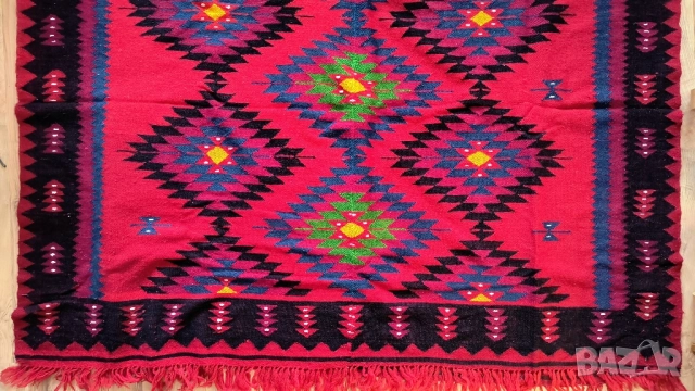 Автентичен ръчно тъкан вълнен килим – старинен и запазен с красиви традиционни мотиви, снимка 3 - Декорация за дома - 51545472