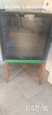 малка хладилна витрина 