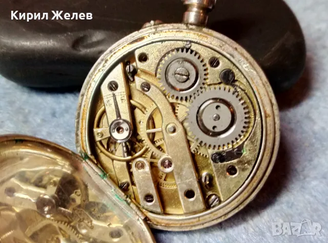 Стар ШВЕЙЦАРСКИ СРЕБЪРЕН ДЖОБЕН ЧАСОВНИК СРЕБРО 935 с РЪЧНО ОРНАМЕНТИРАН КАПАК 48870, снимка 14 - Джобни - 48034553