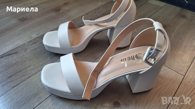 Бели обувки на висок ток