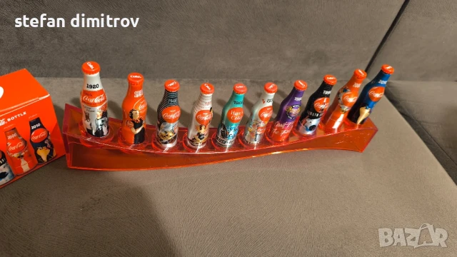 Coca Cola 100 години комплект бутилки, 10 мини алуминиеви бутилки с поставка, снимка 11 - Колекции - 51381111