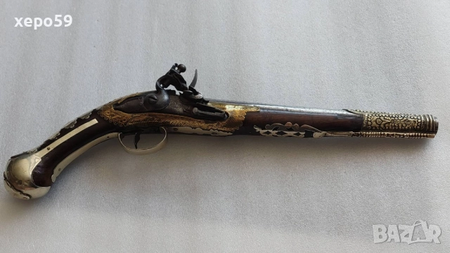 Стар кремъчен пищов със сребърни апликации,работещ ,револвер, ятаган,сабя,щик