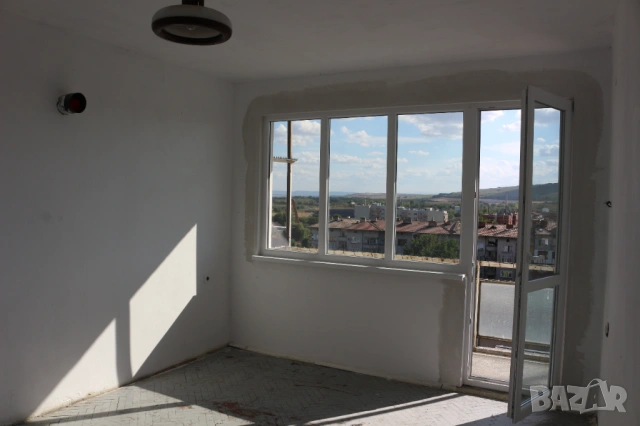 Продава светъл апартамент 72 м² в центъра на Полски Тръмбеш - южно изложение, голяма тераса, снимка 2 - Апартаменти - 54003428