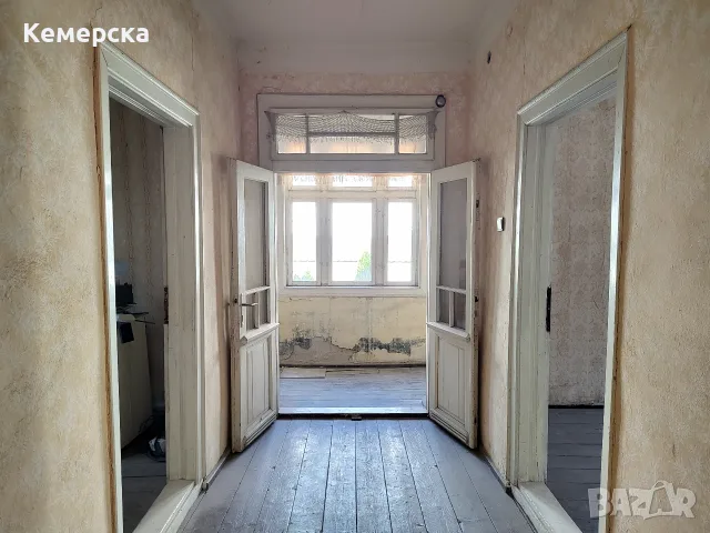Продава едноетажна къща заедно с 2/3 ид.ч от двора в широк център, снимка 10 - Къщи - 55884742