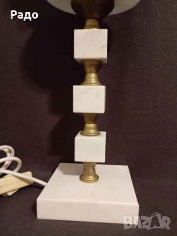 Красива мраморна лампа с бял стъклен абажур, снимка 2 - Настолни лампи - 52772279