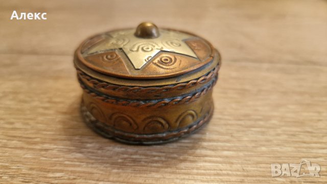 Антична малка кутийка– мед, ръчно кована., снимка 2 - Антикварни и старинни предмети - 40623861