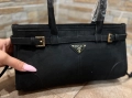 Елегантна дамска чанта тип Prada – черна, със златни елементи + дълга дръжка, снимка 1