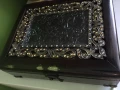 Кутия за бижута в  тъмно кафяво дърво с цветни камъни /бяло и жълто/  , с релефно стъкло с  крачета , снимка 2