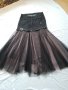 Елегантна дънкова пола с многопластова тюлена долна част от черен и бежов тюл.