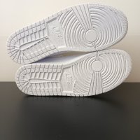 Нови Nike Air Jordan 1 MID Triple White Номерация 44.5, снимка 5 - Маратонки - 42828724