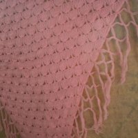 Плетен на една кука розов триъгълен шал, снимка 5 - Шалове - 34544456