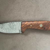 Ловен нож от Дамаска стомана с дръжка от палисандрово дърво и кожена кания, снимка 1 - Ножове - 44744841