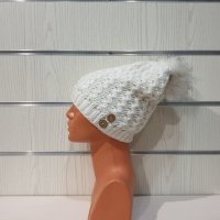 Нова зимна дамска бяла шапка с копчета и с пух/помпон, снимка 7 - Шапки - 35498845