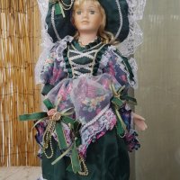 Порцеланова кукла със стойка 