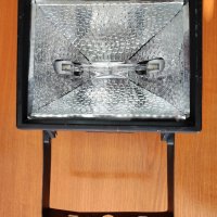 Халогенен Прожектор с Крушка 150W, снимка 1 - Прожектори - 44418644