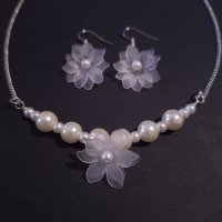Красив комплект бижута обици и колие с нежни цветя и кристални бели перли , снимка 1 - Бижутерийни комплекти - 42795445