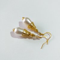 Нежни и красиви перлени обици с изящен обков в цвят злато , снимка 2 - Обеци - 34878169