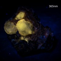 Друза от флуоресцентен церусит и барит 98g, снимка 3 - Други ценни предмети - 38376793