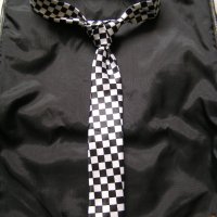 вратовръзка шахматна шарка ,кафе рейсър,шахматени лепенки, снимка 1 - Фен артикули - 22583101