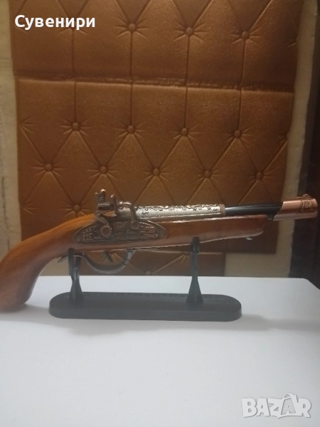 съвенирен пистолет на поставка, снимка 1