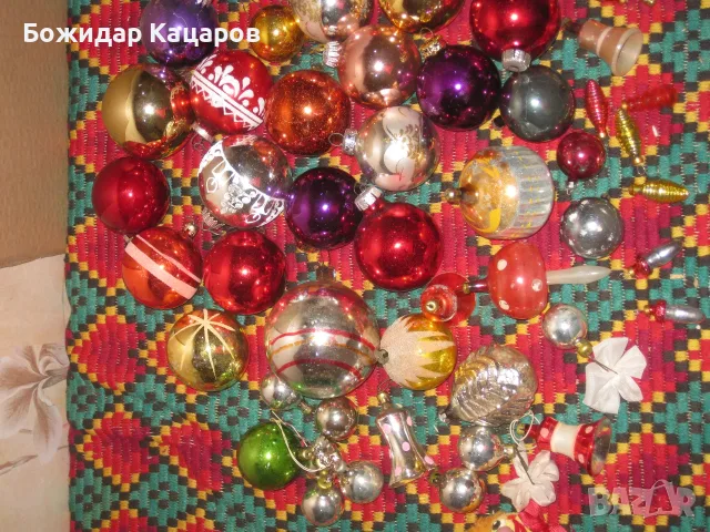 Ретро стъклени играчки за елха, със следи от употреба. Над 75 броя, са. Цена- 70 евро, за всичките. , снимка 3 - Антикварни и старинни предмети - 56175818