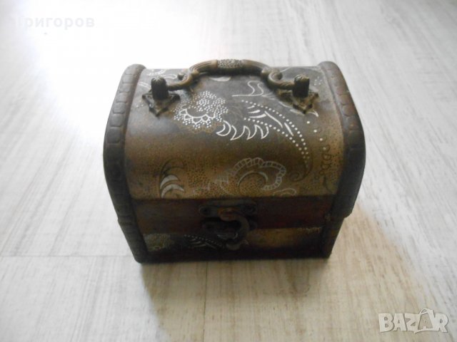 СТАРА кутия за БИЖУТА !