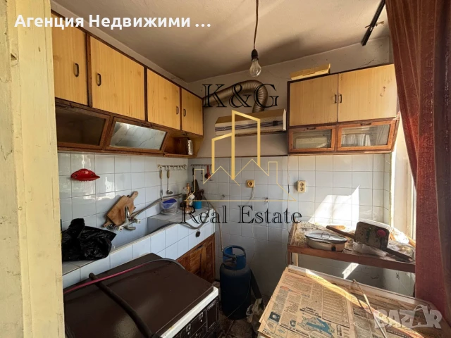 Триетажна тухлена на плоча къща в с. Стражец, снимка 4 - Къщи - 50458182