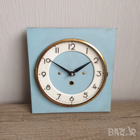 Стенен механичен часовник