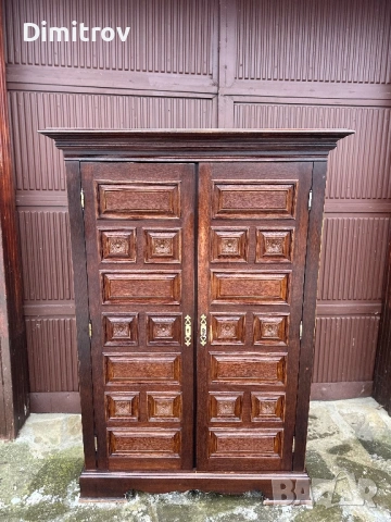 Класически дървен шкаф с две врати