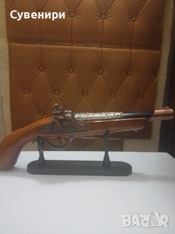 съвенирен пистолет на поставка, снимка 1