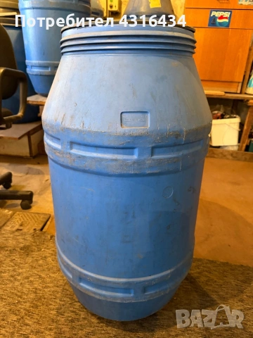 Пластмасови бидони. 