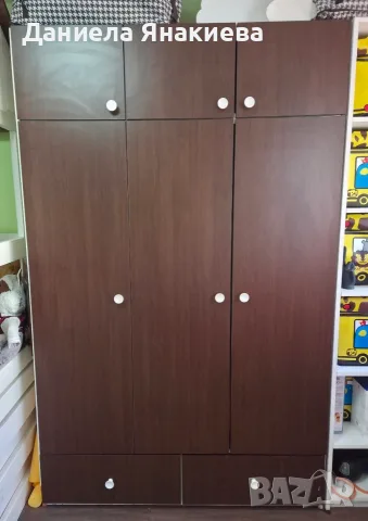 Продавам масивен гардероб от чам.