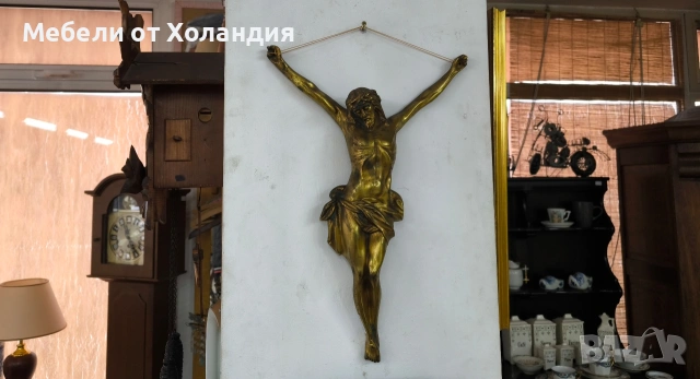 Голямо бронзово разпятие за стена