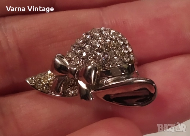 Дамска брошка Шапка с камъни.